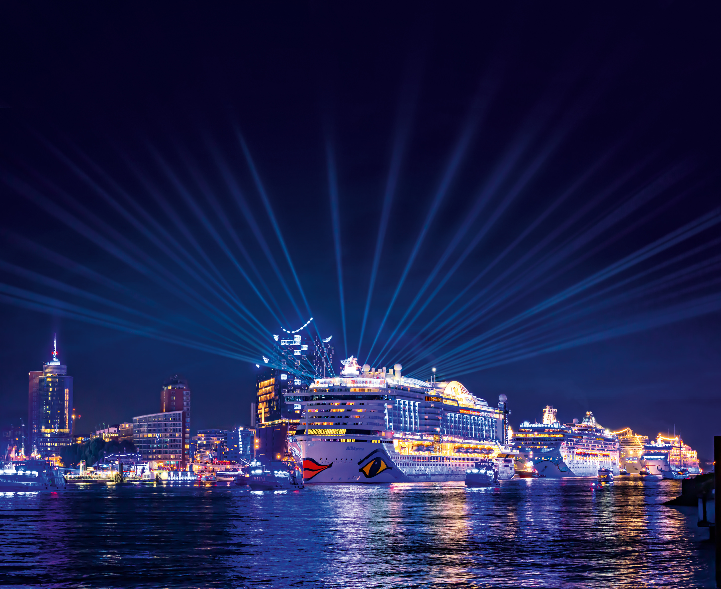 Queen Mary 2 und Blue Port Hamburg 2012