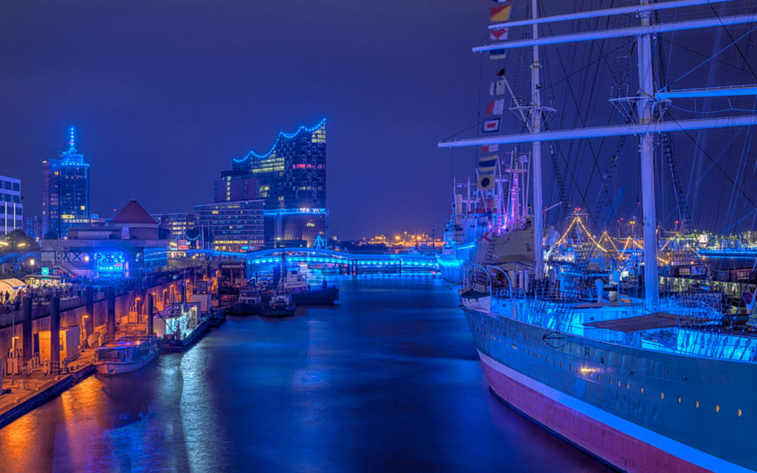 Royal blue and The Queen: the Blue Port Hamburg Light-up