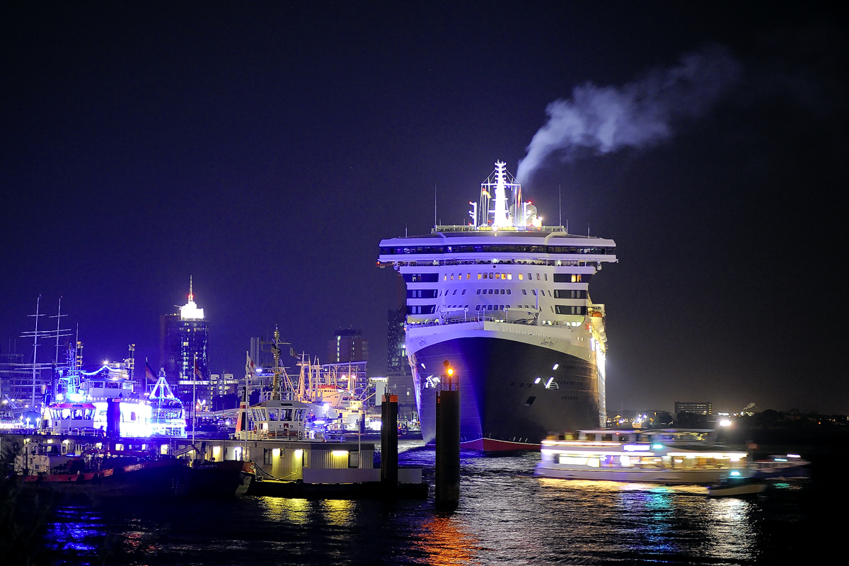 Blue_Port_Queen_Mary_2 Queen Mary 2 und Blue Port Hamburg 2012