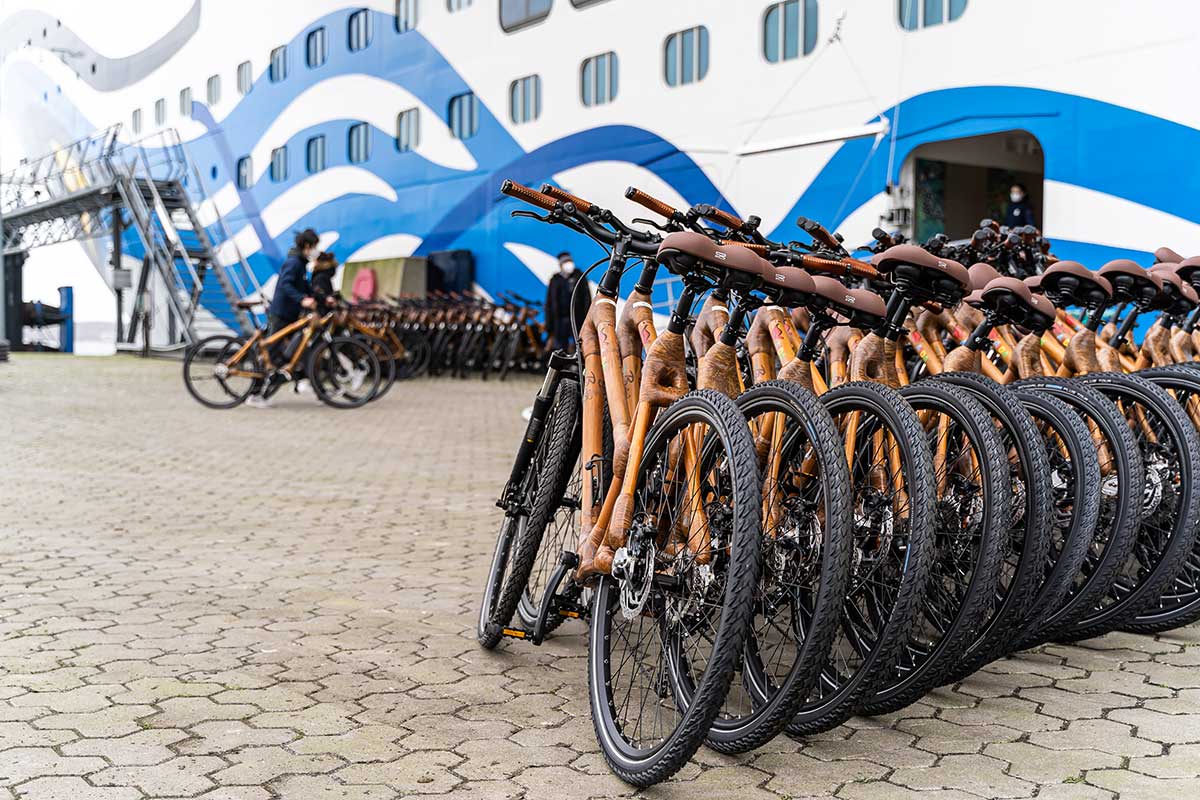 Kein Fahrrad wie jedes andere: die Bambusbikes von MyBoo auf AIDAcosma. Bambus ist ein besonders schnell nachwachsender Rohstoff