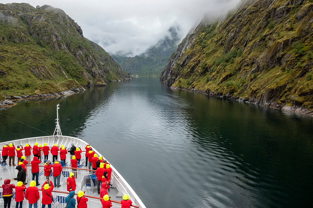 Im Trollfjord bleibt nur wenig Platz zwischen Schiff und Fels; Credit: Andrea Klaussner
