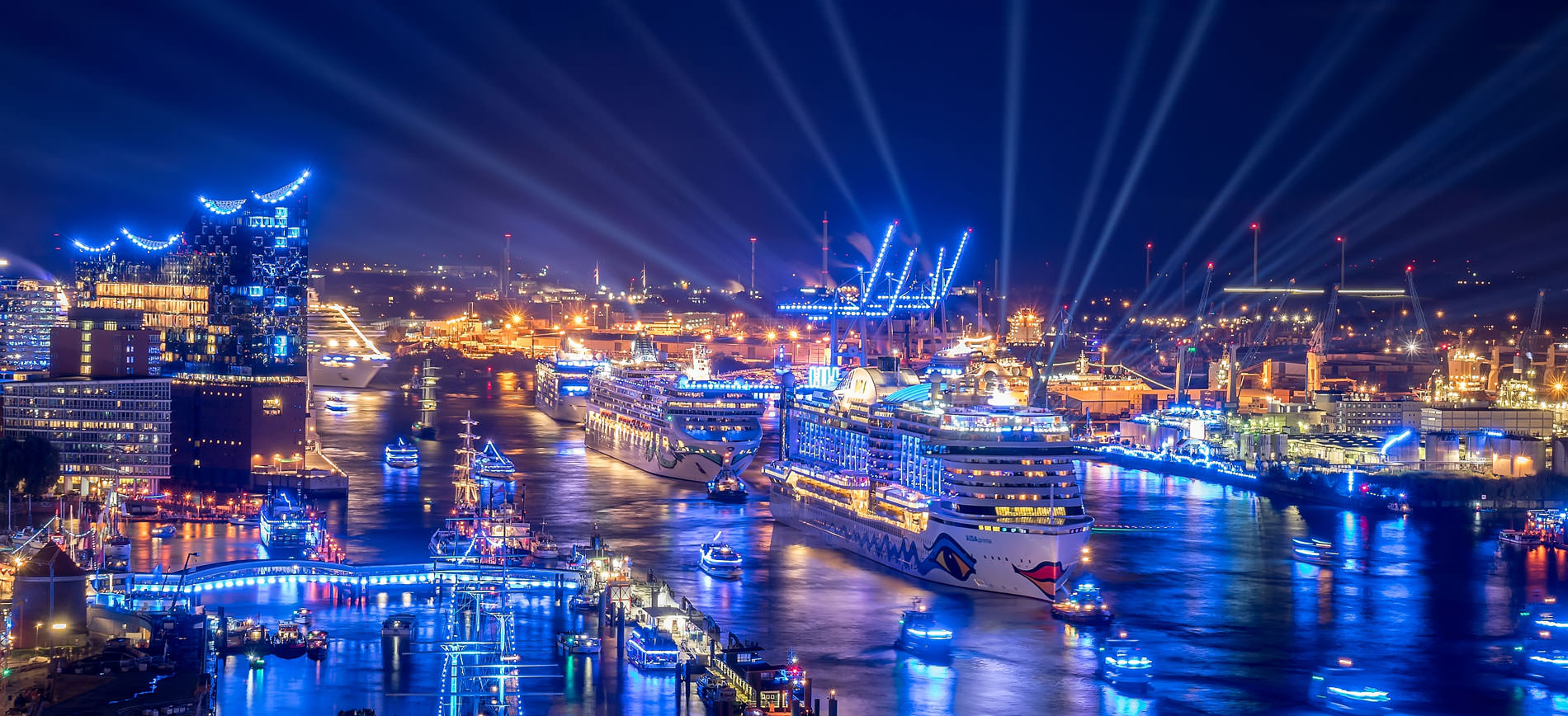 Queen Mary 2 und Blue Port Hamburg 2012