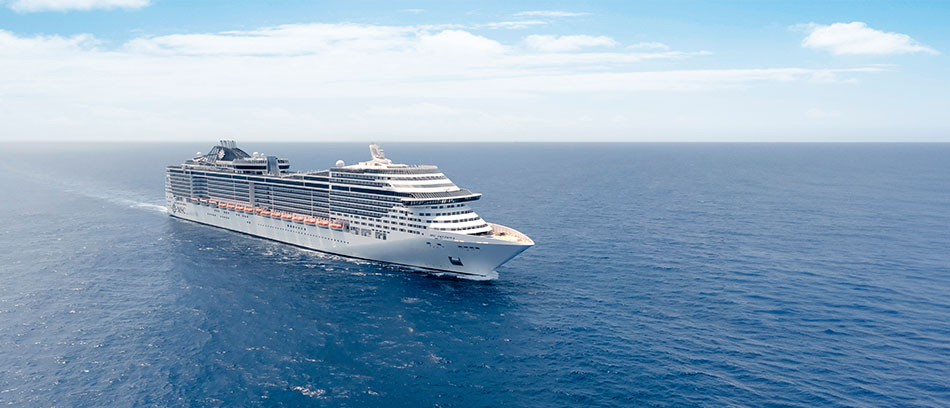 Kreuzfahrtschiff MSC Preziosa auf offenem Meer unter leicht bewölktem Himmel