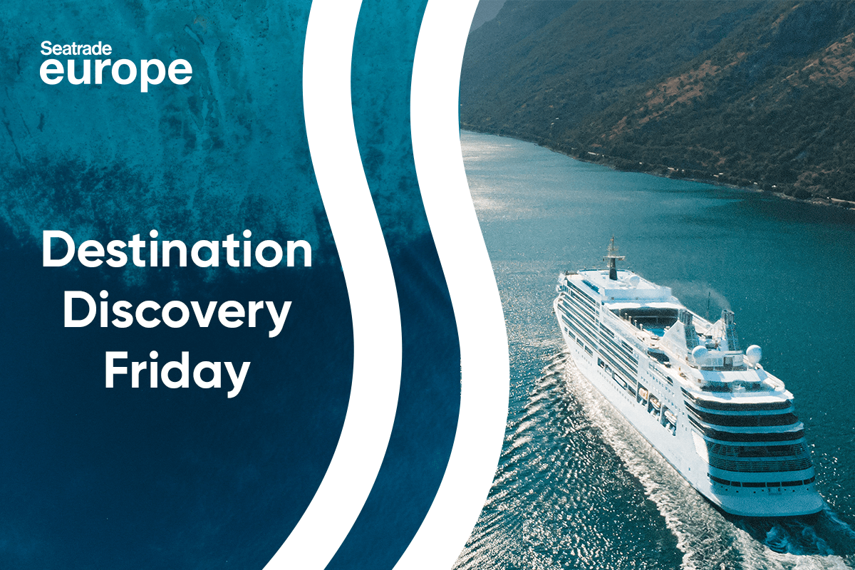 Kreuzfahrtschiff fährt durch eine Meerenge zwischen bewaldeten Bergen, Text 'Destination Discovery Friday' und Logo 'Seatrade Europe'